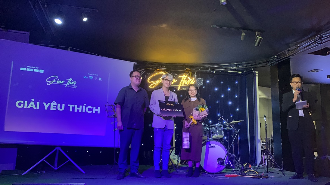 Đội thi được yêu thích nhất: Câu lạc bộ FIS - Khoa Quốc Tế, Trường Đại học Khoa học Xã hội và Nhân văn với ca khúc Không còn mùa thu.