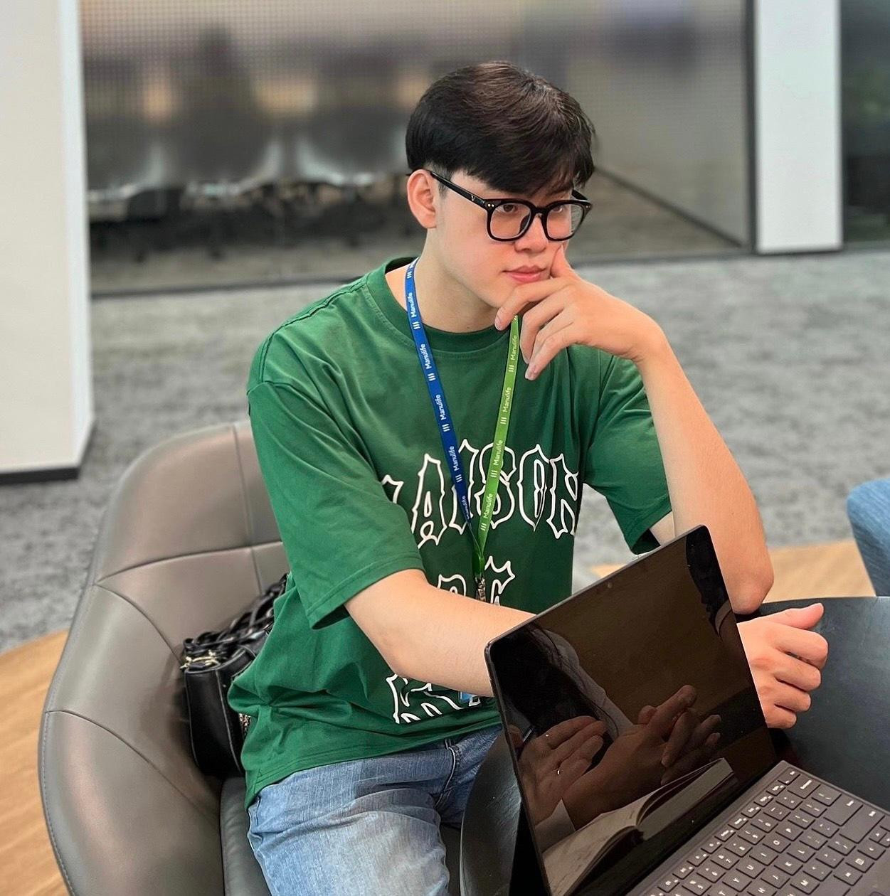 Quân Quốc Hưng - Chàng trai gốc Tuyên Quang vừa tốt nghiệp chuyên ngành Quản lý nguồn nhân lực, Trường Đại học Khoa học Xã hội và Nhân Văn, Đại học Quốc gia Hà Nội. Quân Quốc Hưng - Chàng trai gốc Tuyên Quang vừa tốt nghiệp chuyên ngành Quản lý nguồn nhân lực, Trường Đại học Khoa học Xã hội và Nhân Văn, Đại học Quốc gia Hà Nội.