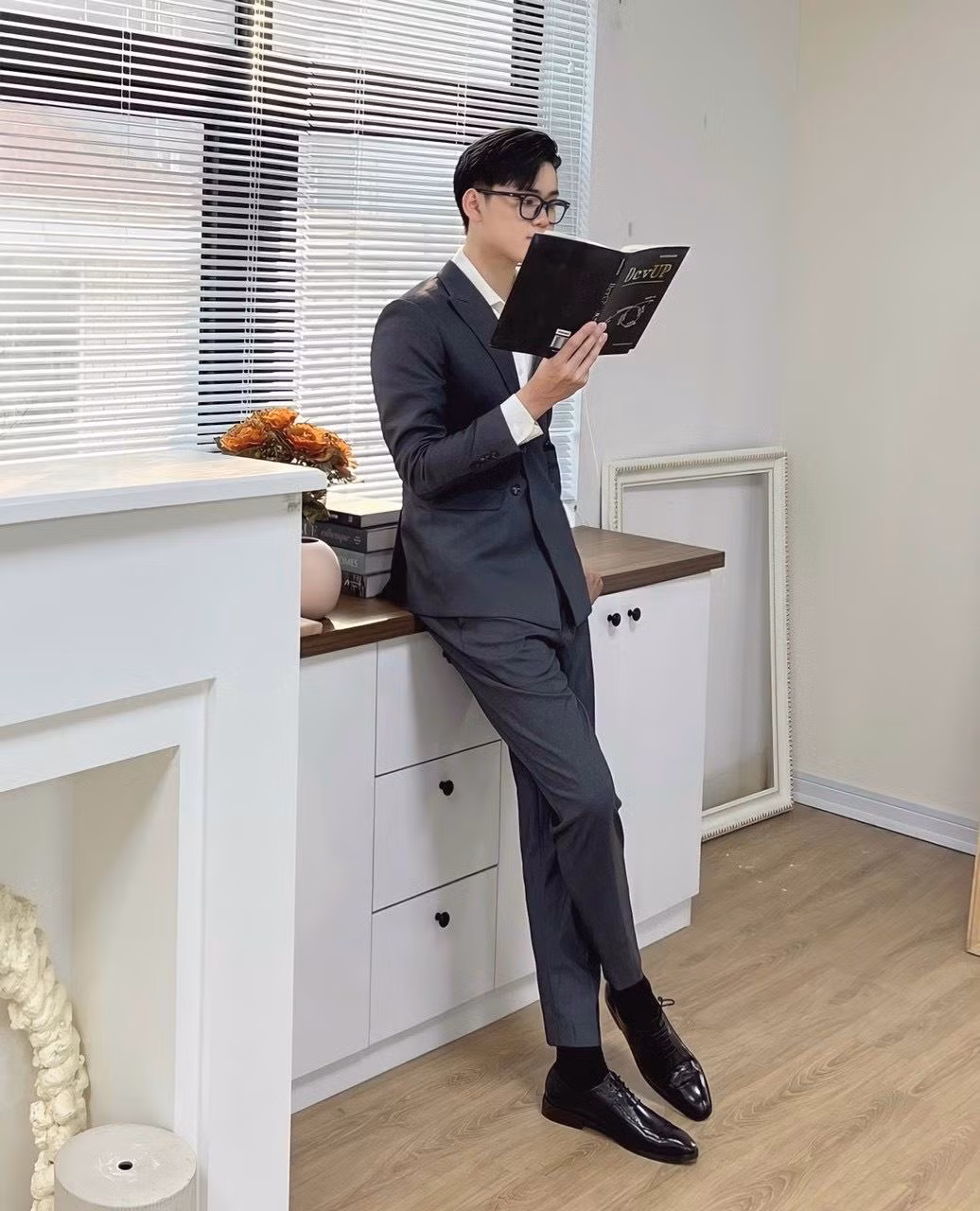 Quốc Hưng hiện đang làm công việc của một tư vấn viên bảo hiểm và startup thời trang. Quốc Hưng hiện đang làm công việc của một tư vấn viên bảo hiểm và startup thời trang.