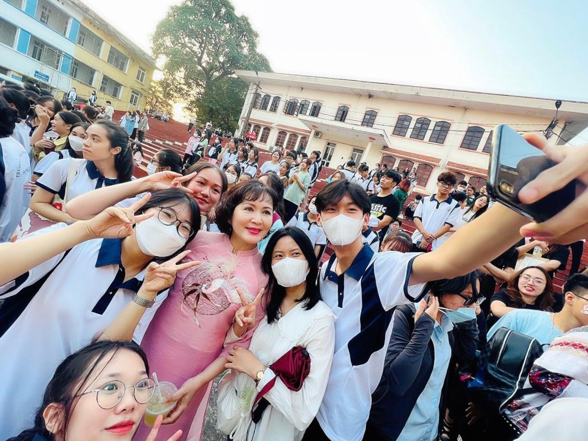 Nghệ sĩ Nhân dân Minh Hòa được đông đảo các bạn trẻ mến mộ.