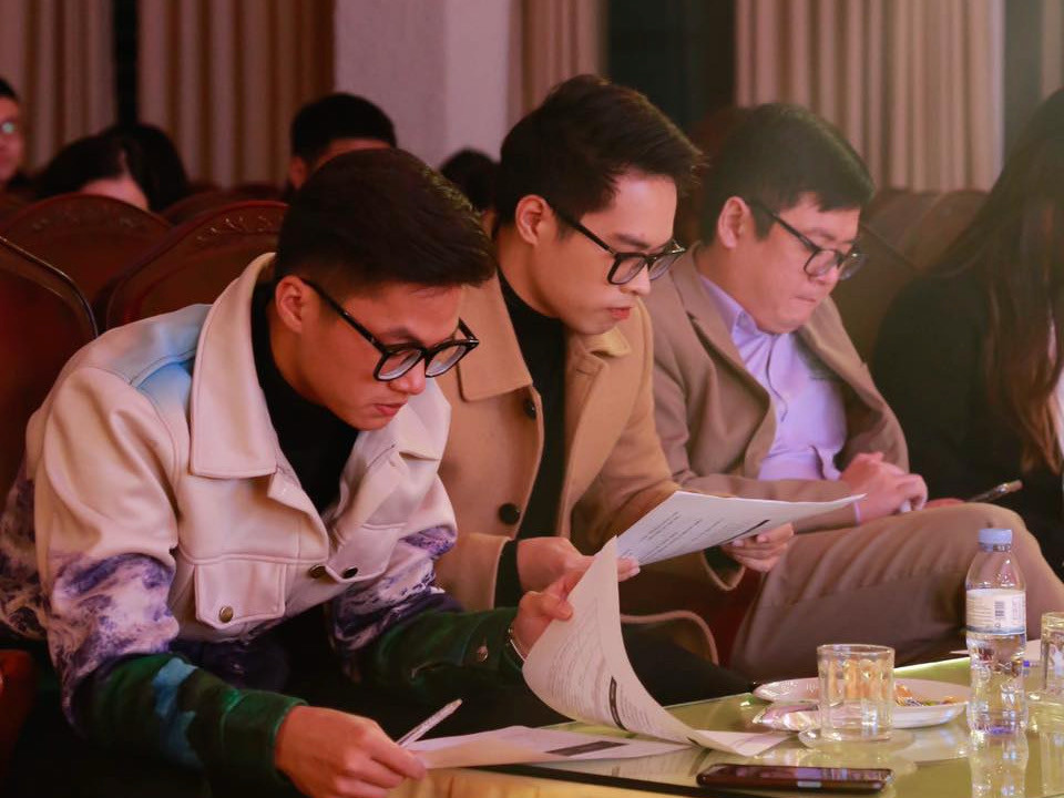 Ban Giám khảo của Đêm Chung kết (từ trái qua): Ca sĩ Đình Chung, Nhạc sĩ Đoàn Minh Quân và Tiến sĩ Trần Bách Hiếu. Ban Giám khảo của Đêm Chung kết (từ trái qua): Ca sĩ Đình Chung, Nhạc sĩ Đoàn Minh Quân và Tiến sĩ Trần Bách Hiếu.