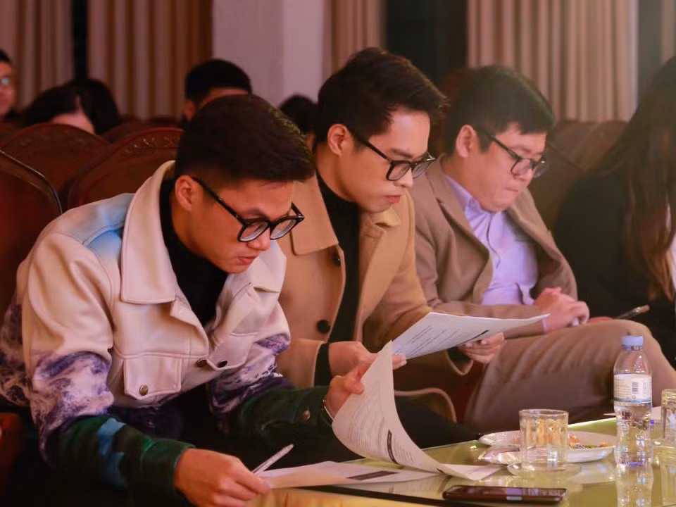 Ban Giám khảo của Đêm Chung kết (từ trái qua): Ca sĩ Đình Chung, Nhạc sĩ Đoàn Minh Quân và Tiến sĩ Trần Bách Hiếu.