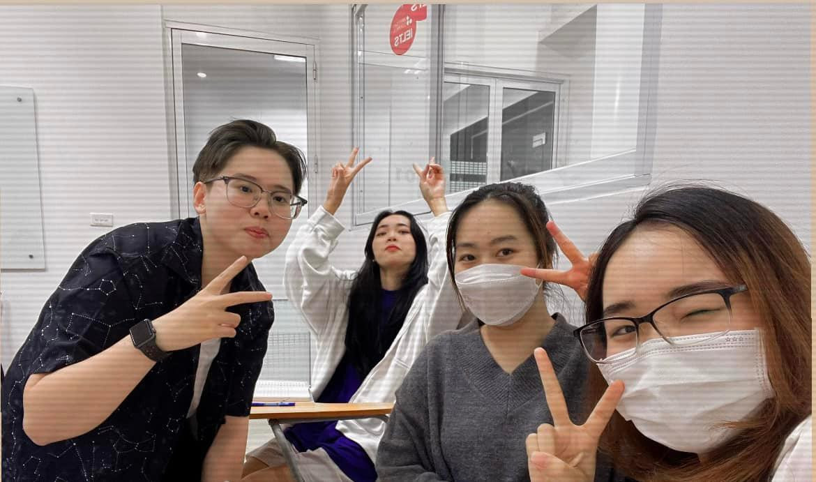 Cùng các học viên tại lớp luyện thi IELTS. Cùng các học viên tại lớp luyện thi IELTS.