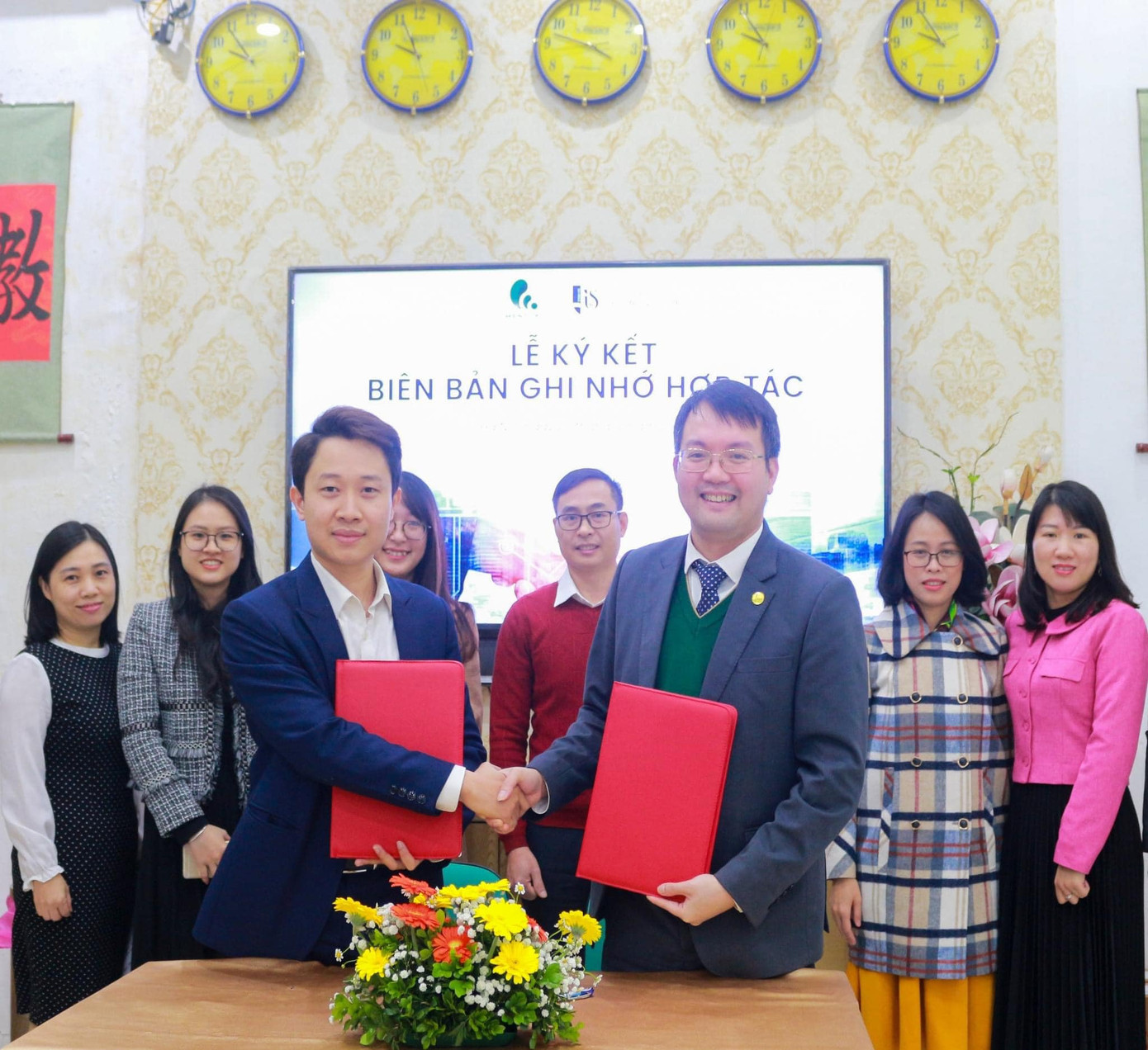 Anh Nguyễn Quý Tiến - đại diện Mentori Vietnam tham gia ký kết biên bản ghi nhớ hợp tác với Trường Quốc tế - Đại học Quốc gia Hà Nội.