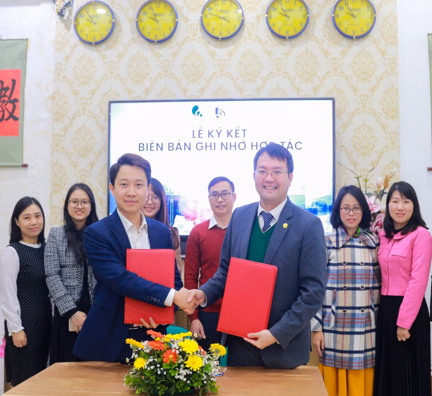 Anh Nguyễn Quý Tiến - đại diện Mentori Vietnam tham gia ký kết biên bản ghi nhớ hợp tác với Trường Quốc tế - Đại học Quốc gia Hà Nội. Anh Nguyễn Quý Tiến - đại diện Mentori Vietnam tham gia ký kết biên bản ghi nhớ hợp tác với Trường Quốc tế - Đại học Quốc gia Hà Nội.