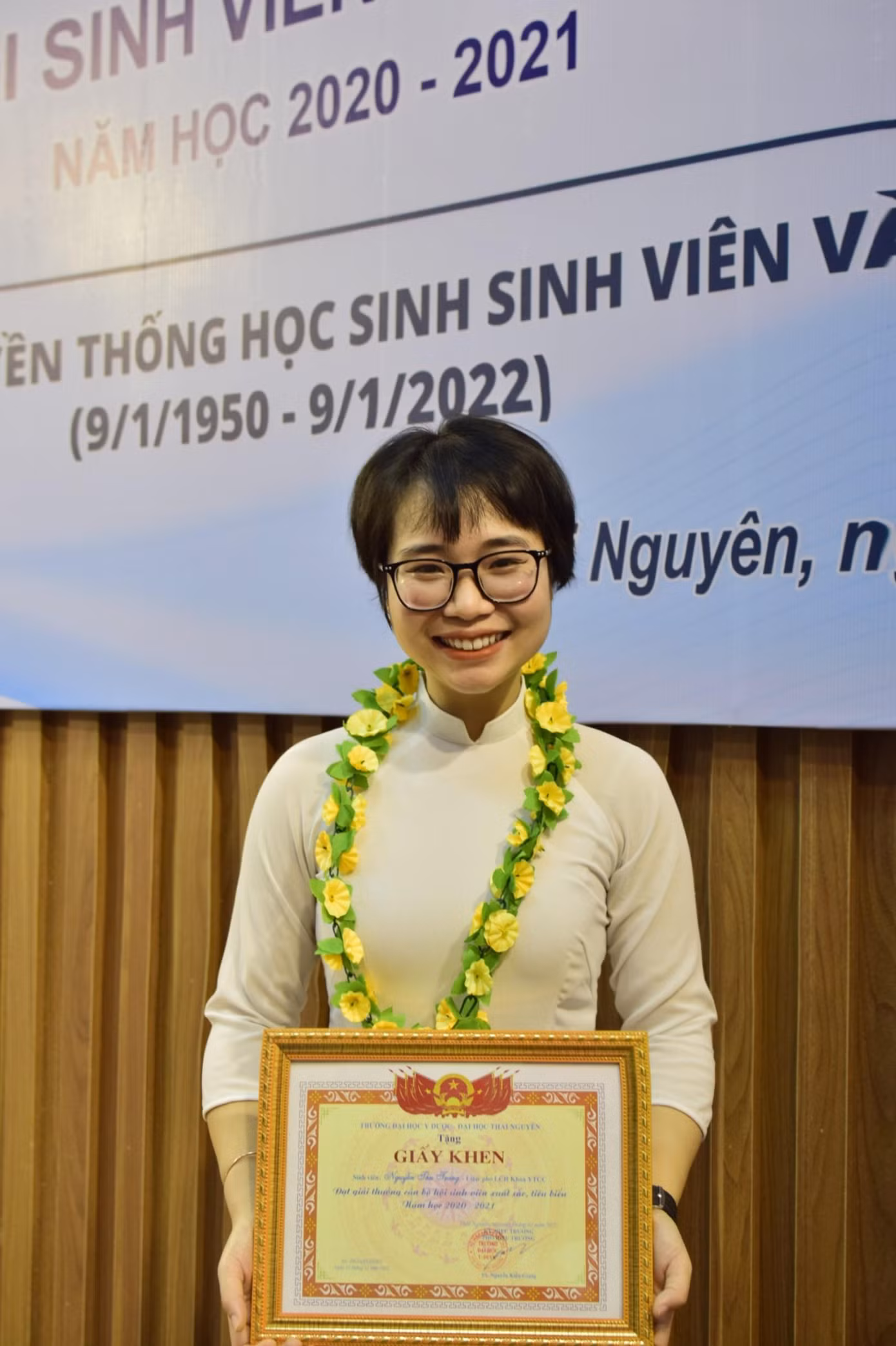 Là một sinh viên tiêu biểu trong 6 năm học, Thu Trang nhận được rất nhiều giấy khen và giải thưởng quý giá.