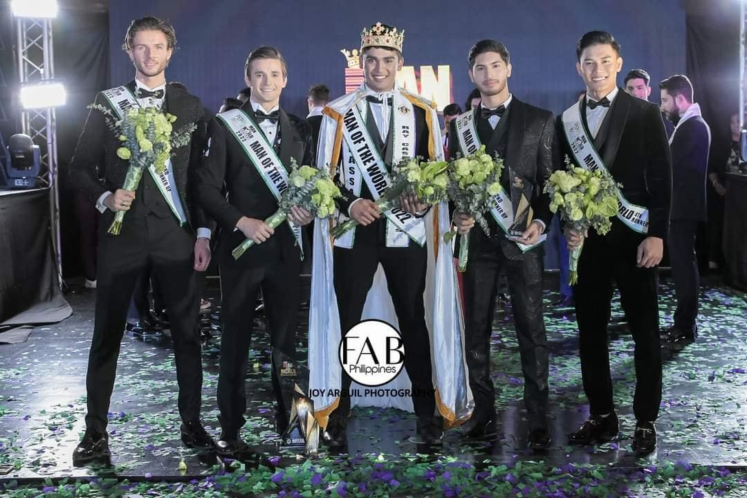 Hữu Anh (ngoài cùng bên phải) và các thí sinh lọt Top 5 người xuất sắc nhất cuộc thi Nam vương Thế giới 2022.
