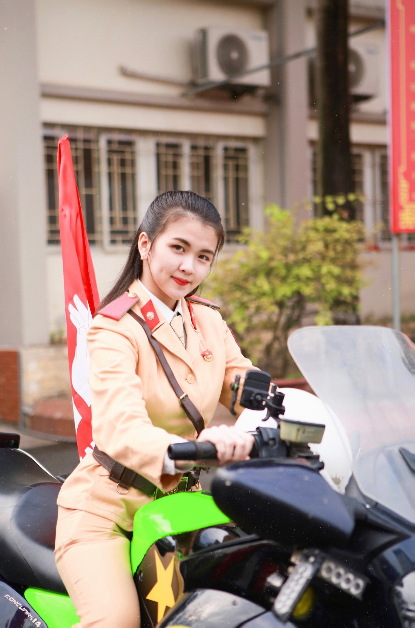 Cô gái vùng đất Gia Lai sở hữu vẻ đẹp dịu dàng và trở nên cuốn hút, mạnh mẽ hơn khi khoác trên mình bộ cảnh phục.