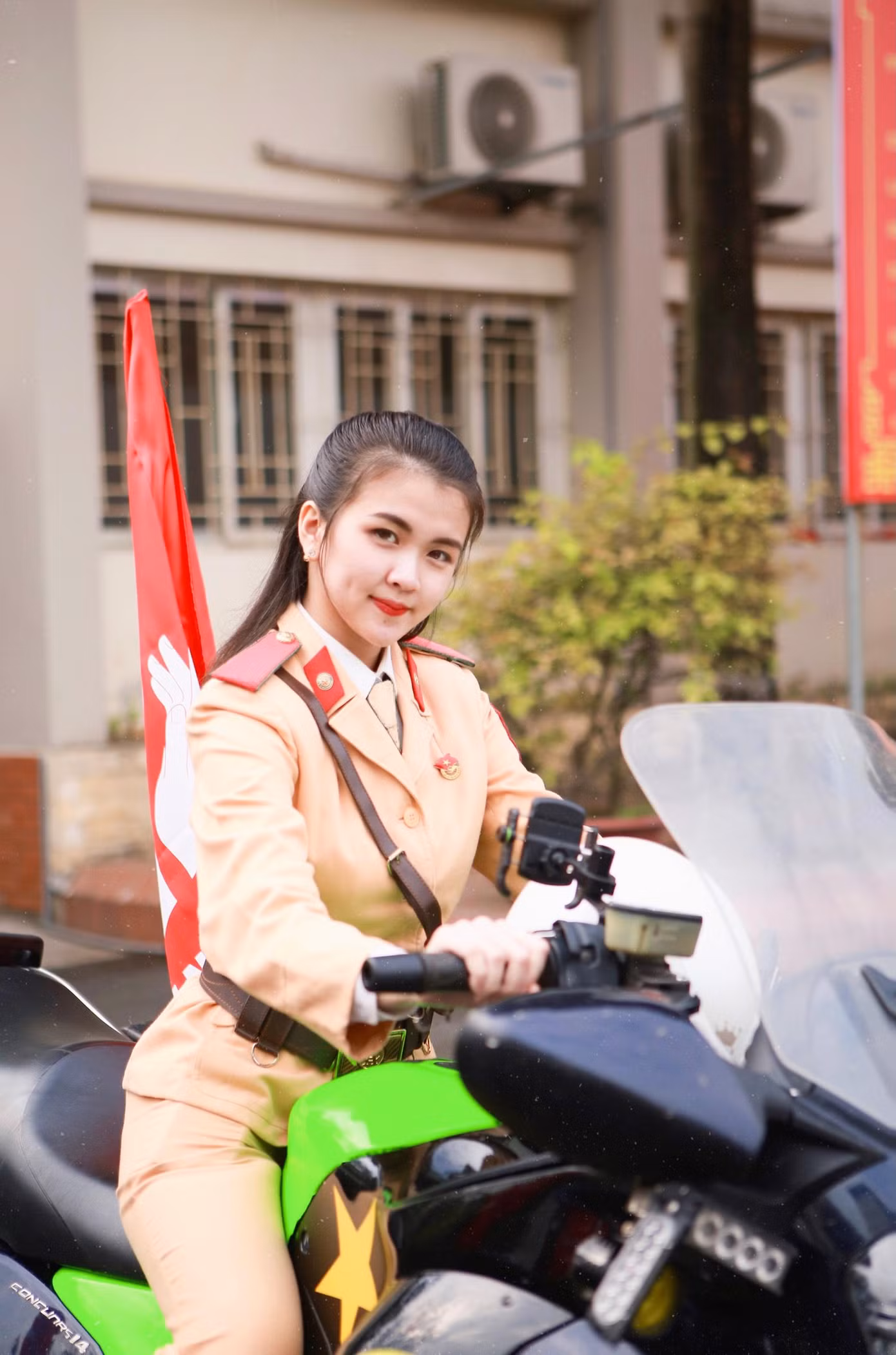 Cô gái vùng đất Gia Lai sở hữu vẻ đẹp dịu dàng và trở nên cuốn hút, mạnh mẽ hơn khi khoác trên mình bộ cảnh phục.