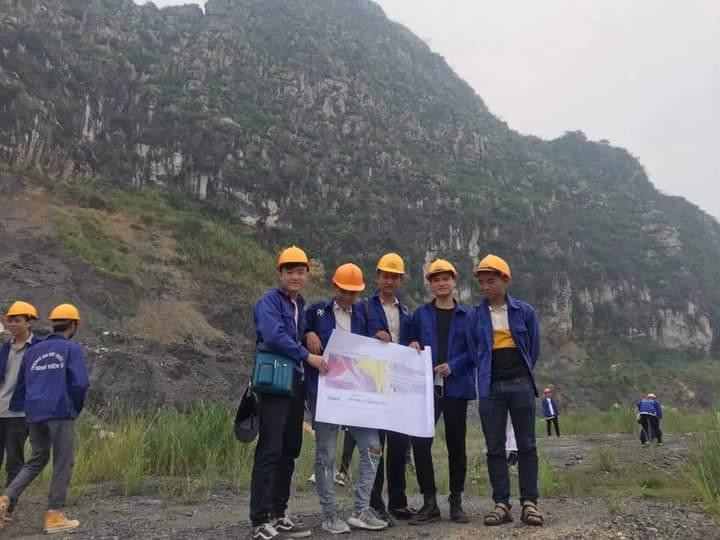 Hùng (đứng thứ 2 từ phải sang) và các bạn trong một buổi thực tập địa chất công trình. Hùng (đứng thứ 2 từ phải sang) và các bạn trong một buổi thực tập địa chất công trình.