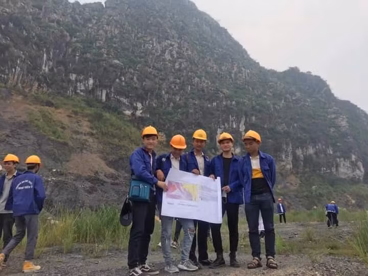 Hùng (đứng thứ 2 từ phải sang) và các bạn trong một buổi thực tập địa chất công trình.