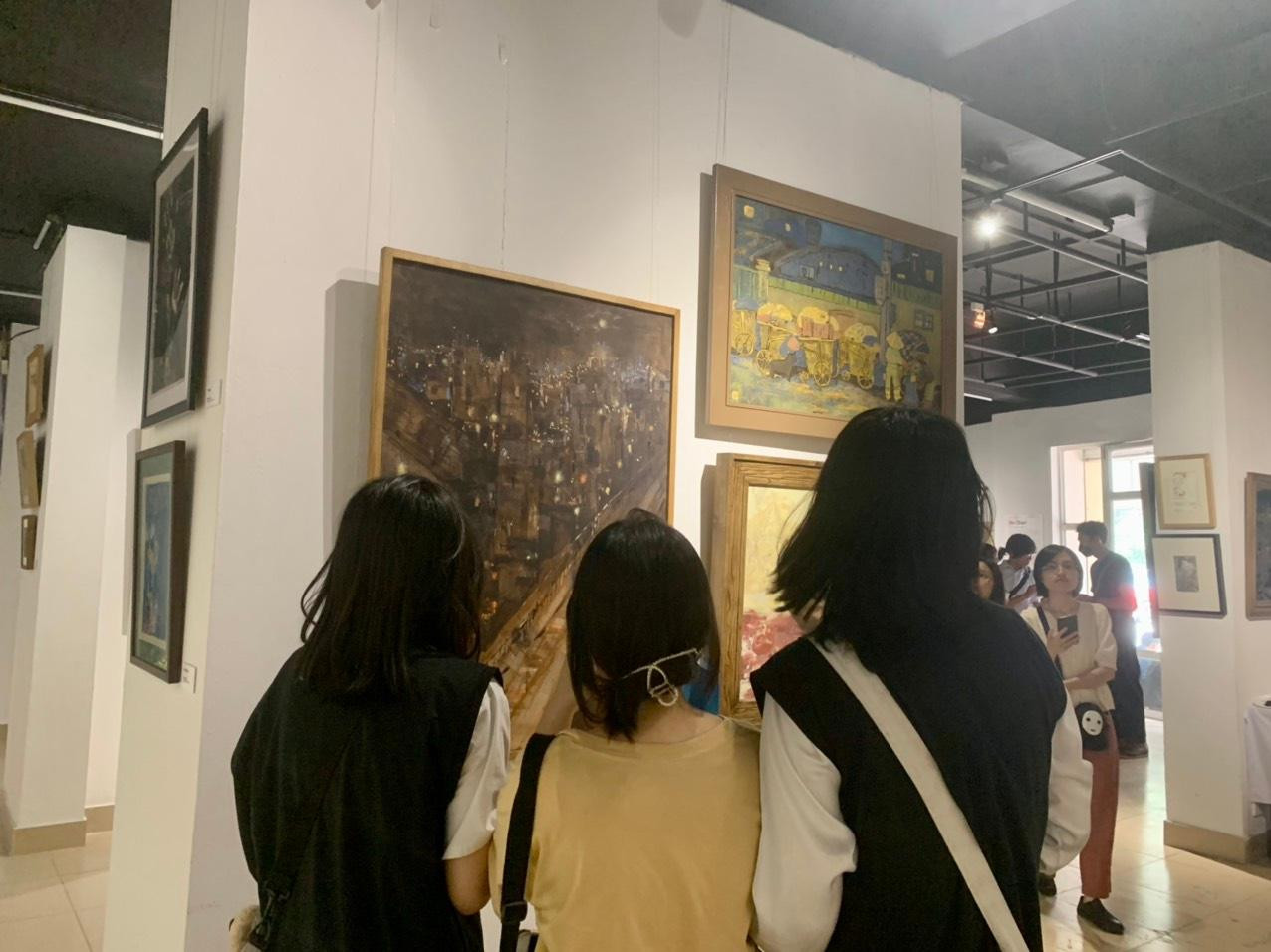 Nhiều bạn trẻ đến xem triển lãm ''Xin chào!''. Nhiều bạn trẻ đến xem triển lãm ''Xin chào!''.