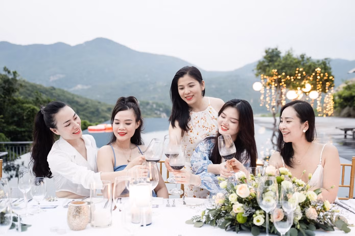 Có rất nhiều ý tưởng cho tiệc hồ bơi ngày hè (Ảnh: Facebook Đàm Ngọc Bích).