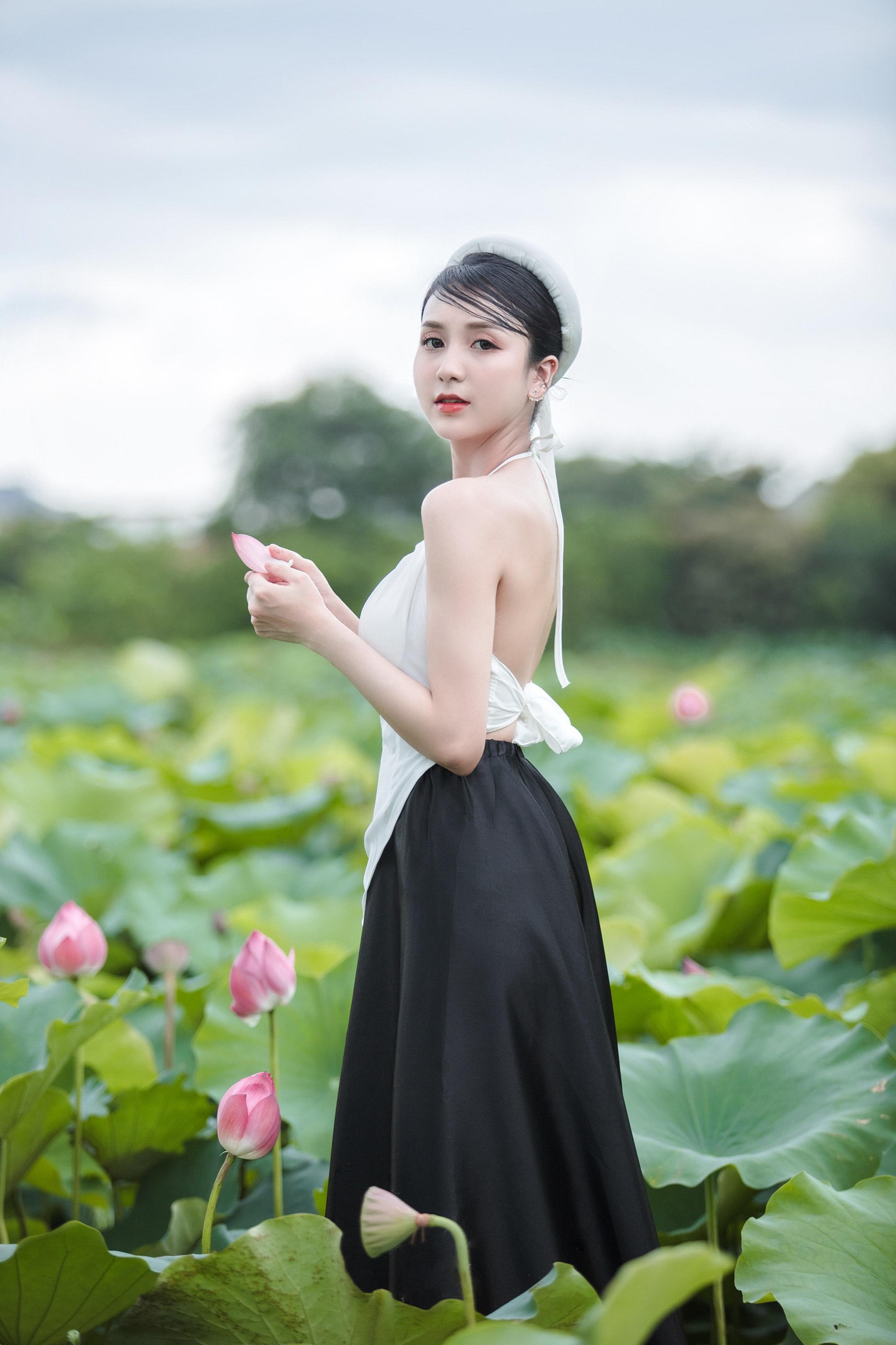 Trải qua những năm tháng Trung học phổ thông từng bị stress và trầm cảm, vì bị body shamming, Thu Hương đã đến với múa và lựa chọn múa để làm bạn. Trải qua những năm tháng Trung học phổ thông từng bị stress và trầm cảm, vì bị body shamming, Thu Hương đã đến với múa và lựa chọn múa để làm bạn.