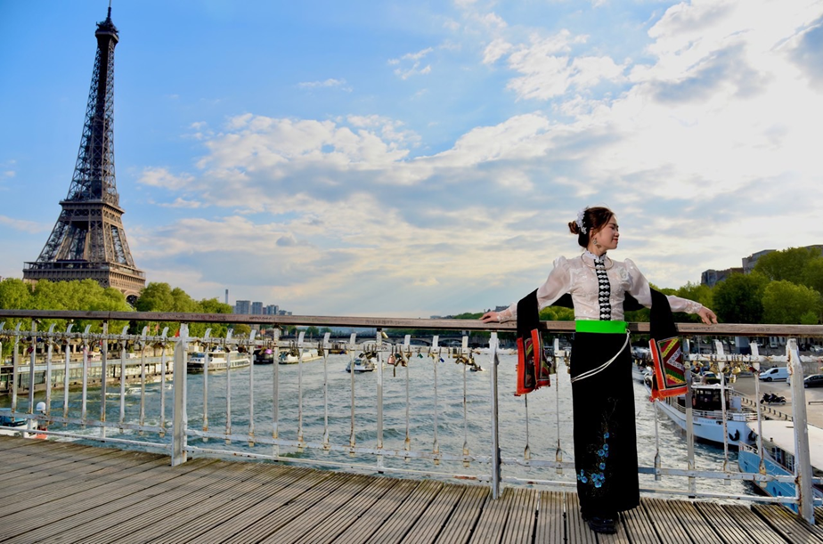 Thùy Dương khoác trên mình trang phục cổ truyền dân tộc Thái trên sông Seine thơ mộng tại Paris, Pháp. Thùy Dương khoác trên mình trang phục cổ truyền dân tộc Thái trên sông Seine thơ mộng tại Paris, Pháp.