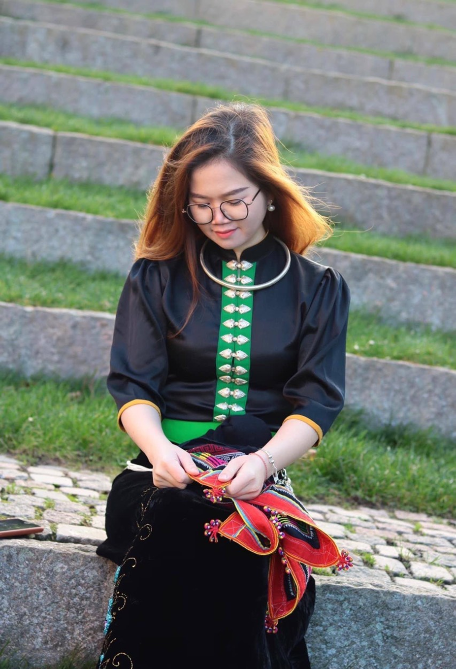 Thùy Dương trong trang phục dân tộc Thái “check - in” tại Đan Mạch với mong muốn lan tỏa nét đẹp văn hóa dân tộc đến với bạn bè quốc tế. Thùy Dương trong trang phục dân tộc Thái “check - in” tại Đan Mạch với mong muốn lan tỏa nét đẹp văn hóa dân tộc đến với bạn bè quốc tế.