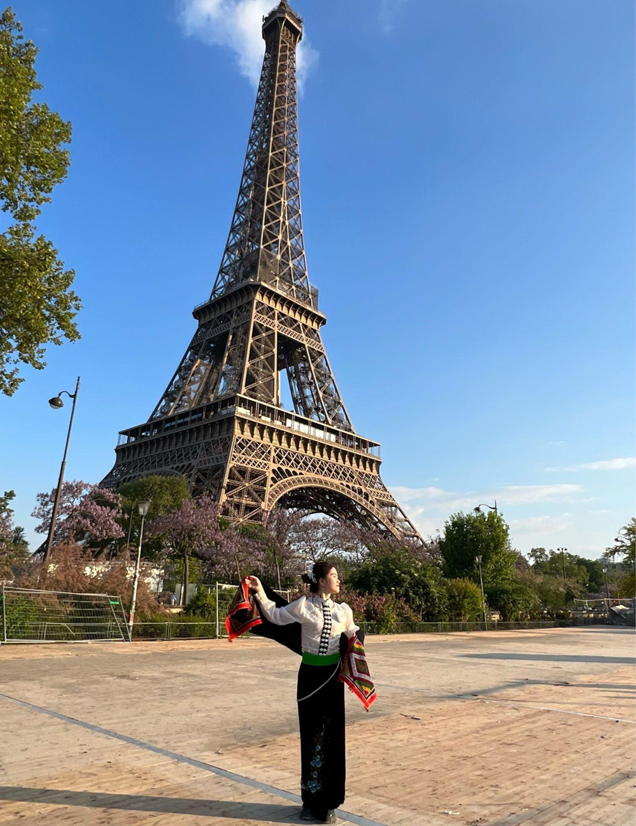 Thùy Dương khoác trên mình trang phục cổ truyền dân tộc Thái dưới chân tháp Eiffel, Paris, Pháp. Thùy Dương khoác trên mình trang phục cổ truyền dân tộc Thái dưới chân tháp Eiffel, Paris, Pháp.