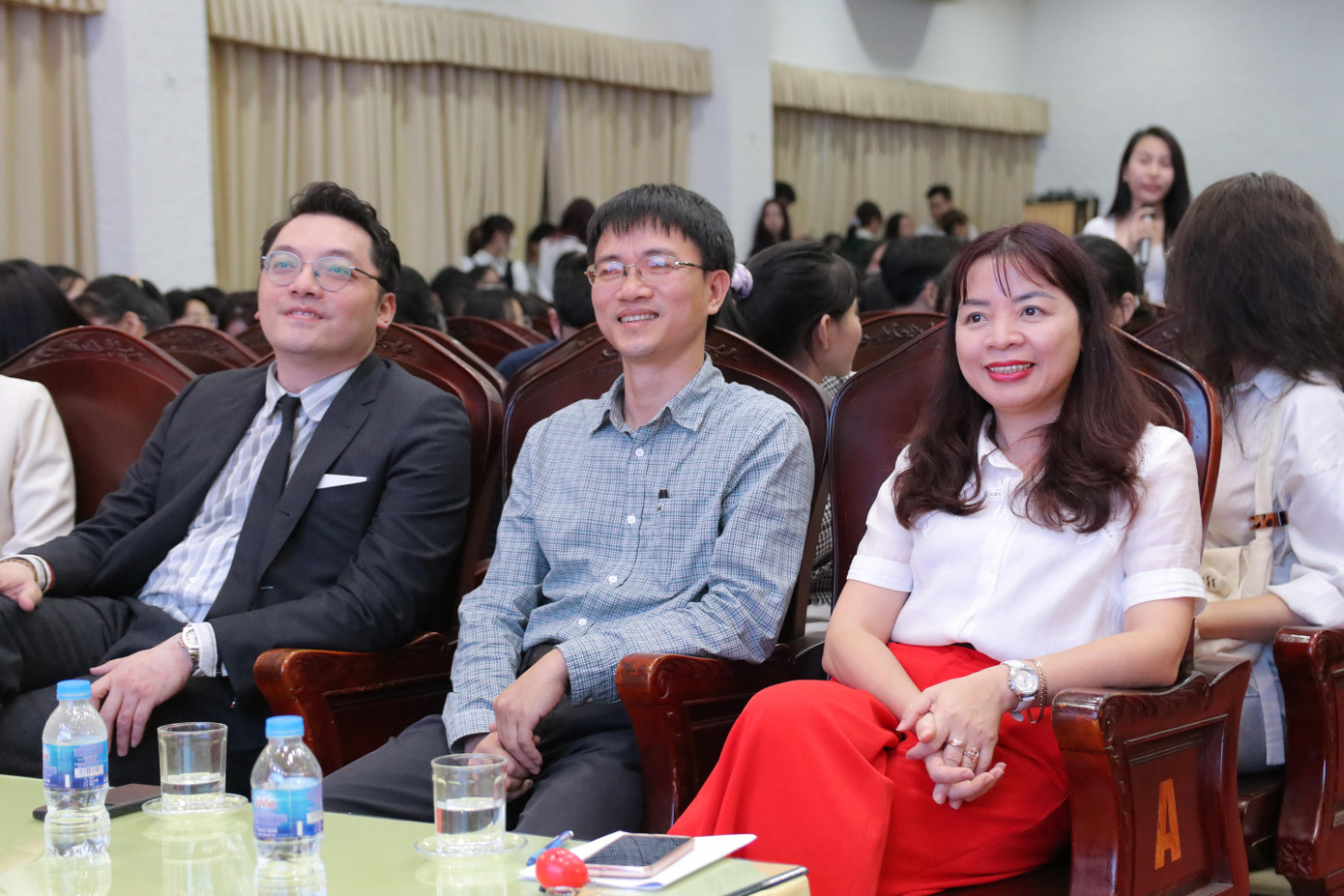 PGS.TS Đặng Thị Thu Hương – Phó Hiệu trưởng Trường Đại học Khoa học Xã hội & Nhân văn – Đại học Quốc gia Hà Nội, nhà báo Nguyễn Tuấn Anh, Tiến sĩ Mai Linh là những vị khách đặc biệt của chương trình. PGS.TS Đặng Thị Thu Hương – Phó Hiệu trưởng Trường Đại học Khoa học Xã hội & Nhân văn – Đại học Quốc gia Hà Nội, nhà báo Nguyễn Tuấn Anh, Tiến sĩ Mai Linh là những vị khách đặc biệt của chương trình.