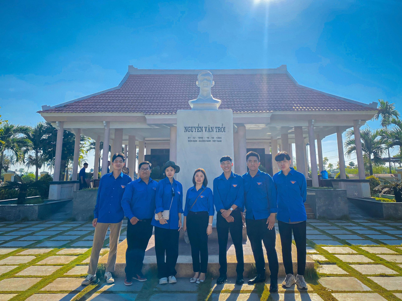 Đoàn chụp ảnh lưu niệm bên tượng đài Anh hùng liệt sĩ Nguyễn Văn Trỗi. Đoàn chụp ảnh lưu niệm bên tượng đài Anh hùng liệt sĩ Nguyễn Văn Trỗi.