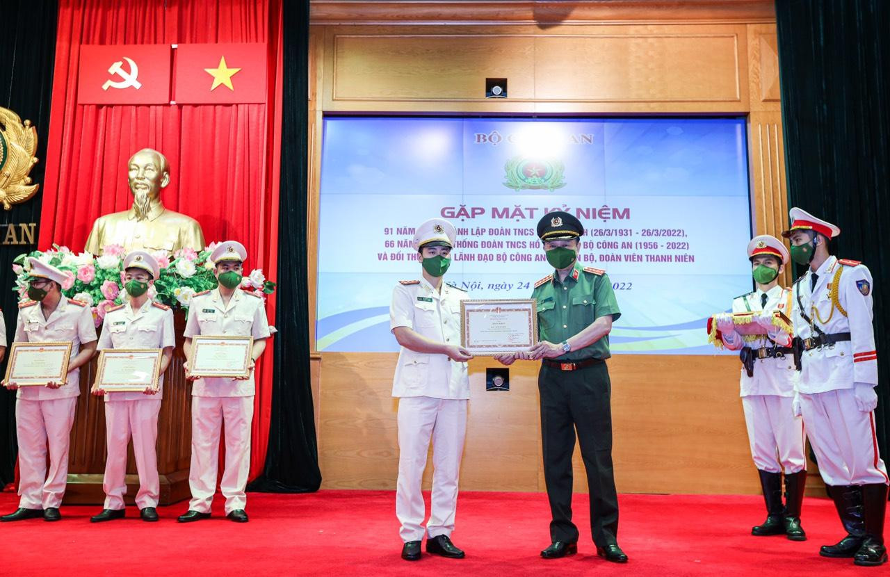 Đại úy Lê Xuân Nam nhận Bằng khen của Bộ Công an.