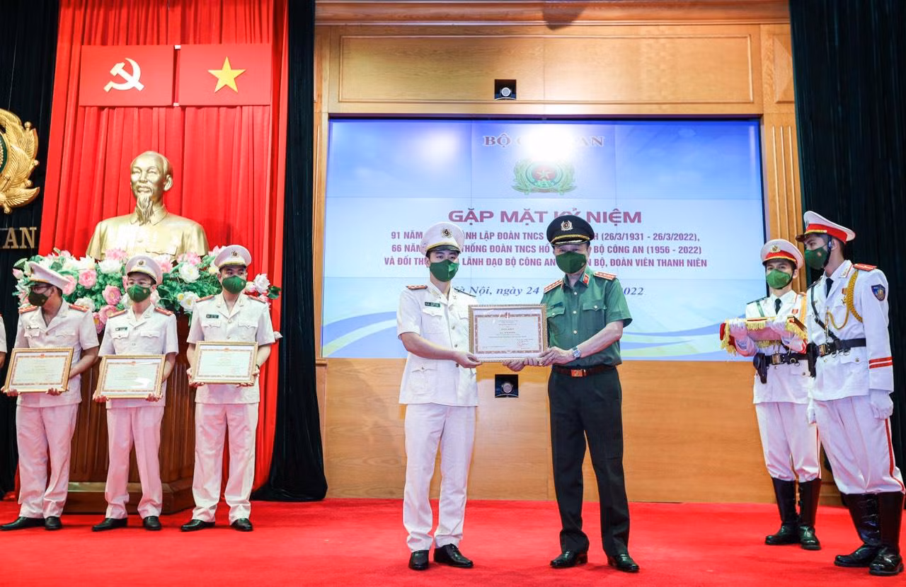 Đại úy Lê Xuân Nam nhận Bằng khen của Bộ Công an.