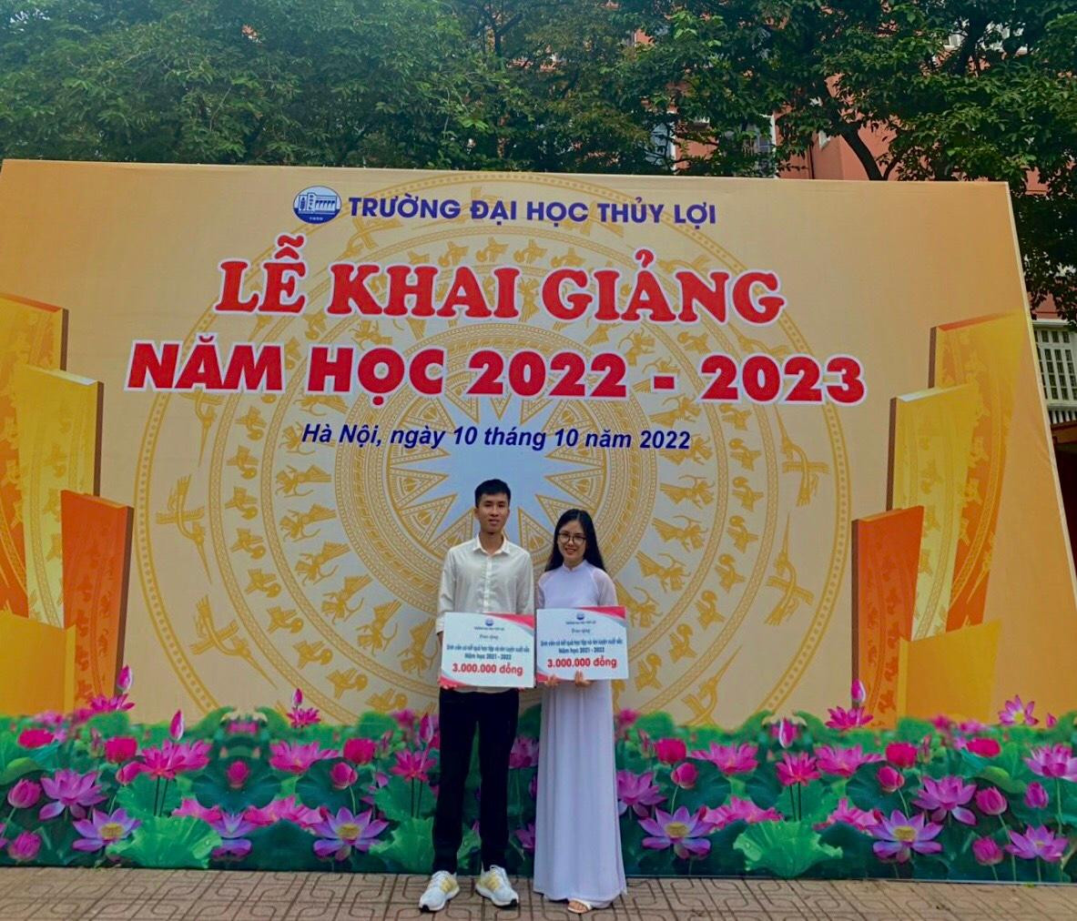 Trần Thị Huyền và Cao Đức Hoàng nhận khen thưởng sinh viên có kết quả học tập và rèn luyện xuất sắc năm học 2021-2022 Trần Thị Huyền và Cao Đức Hoàng nhận khen thưởng sinh viên có kết quả học tập và rèn luyện xuất sắc năm học 2021-2022