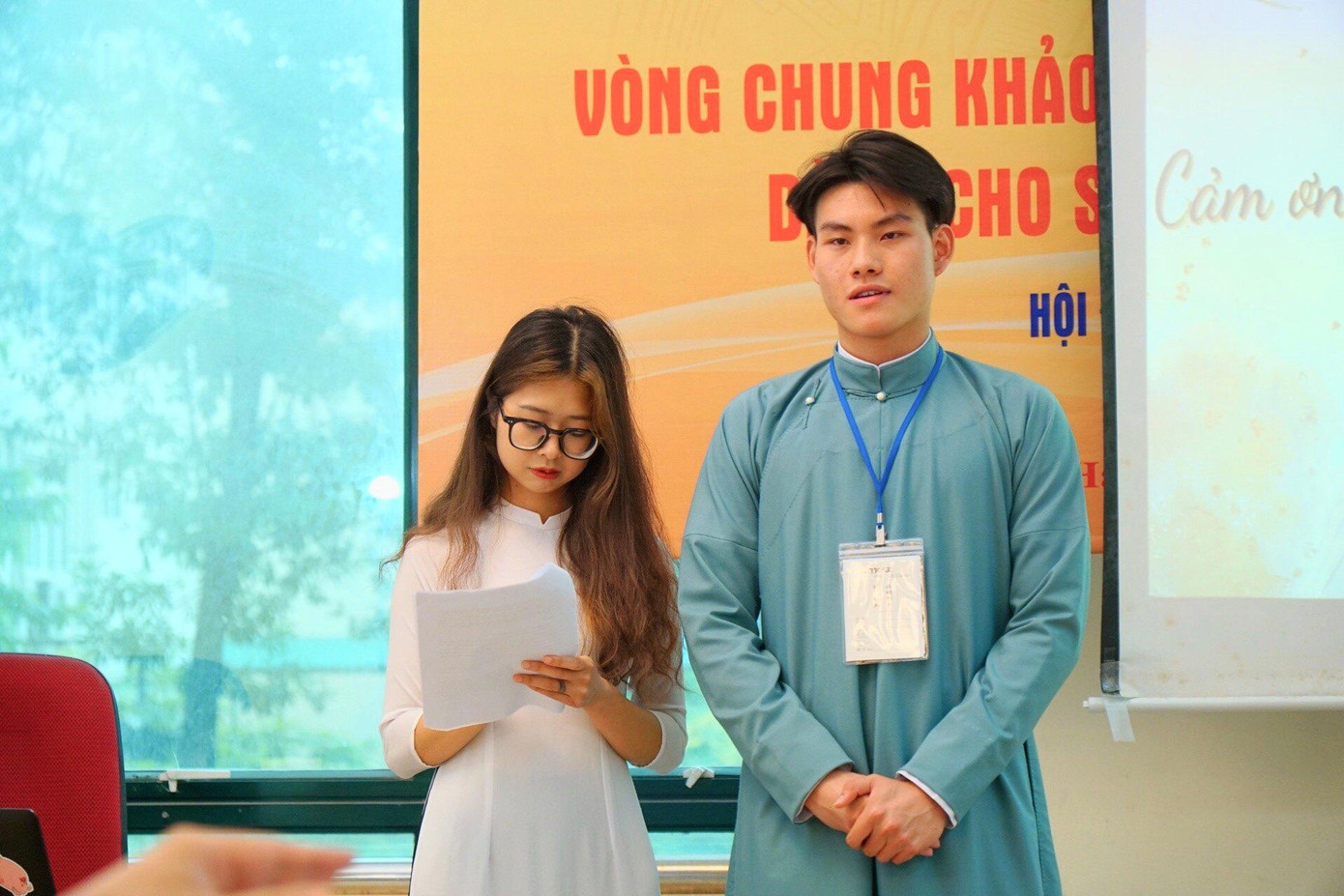 Hoạt động Nghiên cứu Khoa học đã trở thành mảnh ghép không thể thiếu trong bức tranh phủ màu học tập và rèn luyện của Kim Oanh khi bước vào năm ba.