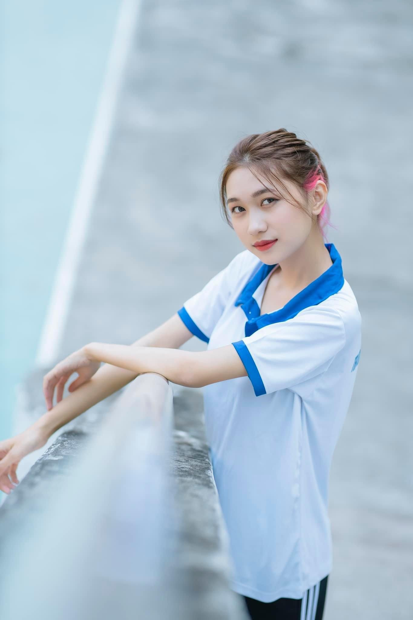 Cô nàng luôn mang trong mình những suy nghĩ tích cực vui vẻ để lan tỏa đến mọi người. Cô nàng luôn mang trong mình những suy nghĩ tích cực vui vẻ để lan tỏa đến mọi người.