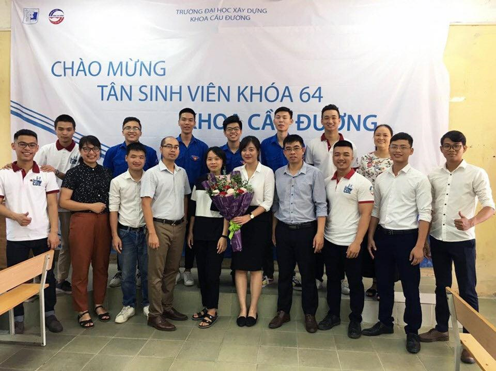 Việt Hoàng cùng các bạn sinh viên và Thầy Cô giáo trong buổi lễ chào Tân sinh viên K64 Khoa Cầu đường, Trường Đại học Xây dựng Hà Nội. Việt Hoàng cùng các bạn sinh viên và Thầy Cô giáo trong buổi lễ chào Tân sinh viên K64 Khoa Cầu đường, Trường Đại học Xây dựng Hà Nội.