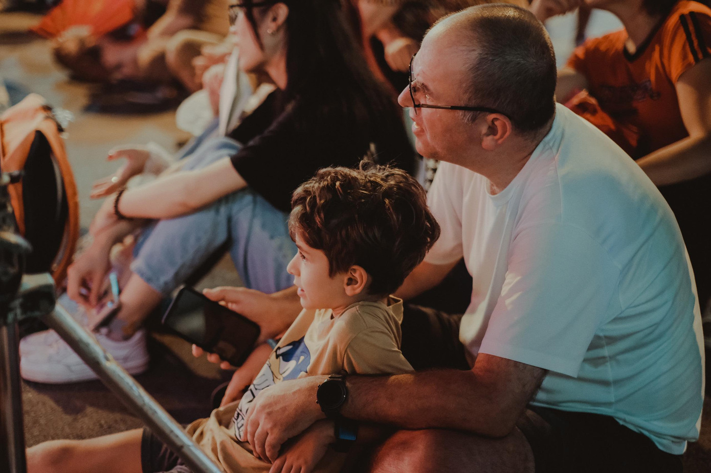 Sân khấu dựng ngay trên đường thu hút nhiều khán giả trong nước và quốc tế.