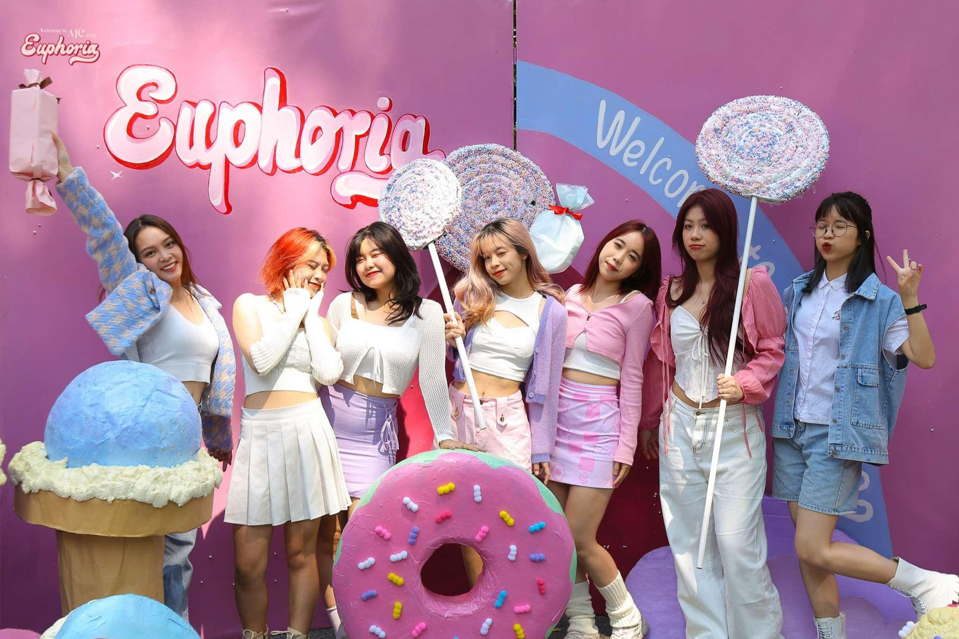 Những tấm ảnh có “1-0-2” của sinh viên trường Báo.