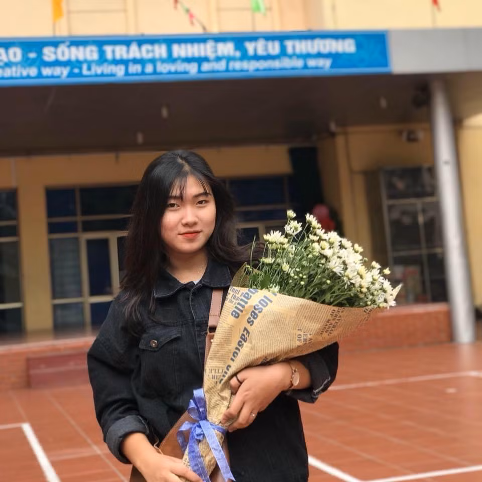 Kết thúc học kỳ I năm học 2021-2022, Trâm đạt điểm trung bình tích lũy 3.71 (thang điểm 4) và đạt học bổng khuyến khích học tập loại xuất sắc.