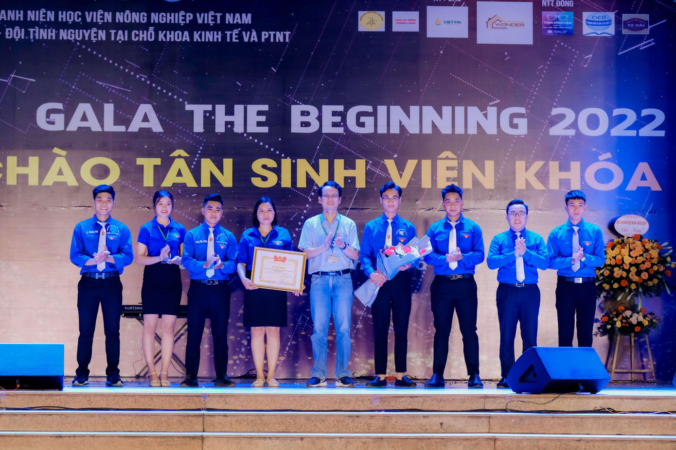 Liên chi đoàn Khoa Kinh tế và PTNT đón nhận Bằng khen của Trung ương Đoàn TNCS Hồ Chí Minh. Liên chi đoàn Khoa Kinh tế và PTNT đón nhận Bằng khen của Trung ương Đoàn TNCS Hồ Chí Minh.