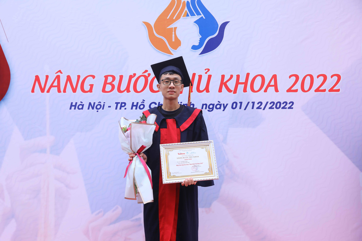 Lê Ngọc Tuân vinh dự được nhận được học bổng “Nâng bước thủ khoa” của Báo Tiền phong.