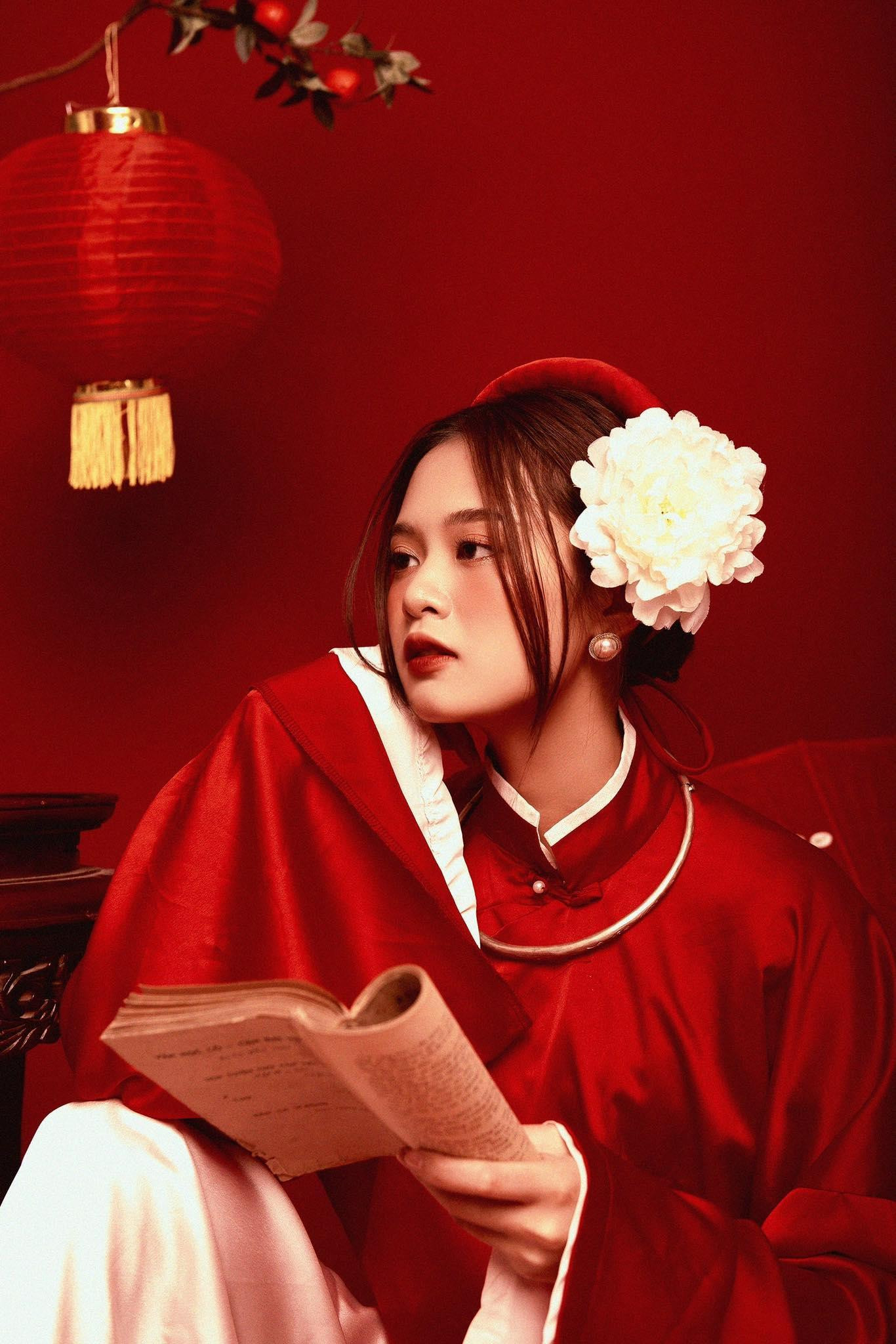 Khoảnh khắc đặc biệt nhất với Linh trong dịp Tết là gia đình tụ họp bên mâm cơm tất niên, cùng nói chuyện và kể cho nhau những câu chuyện của năm cũ.