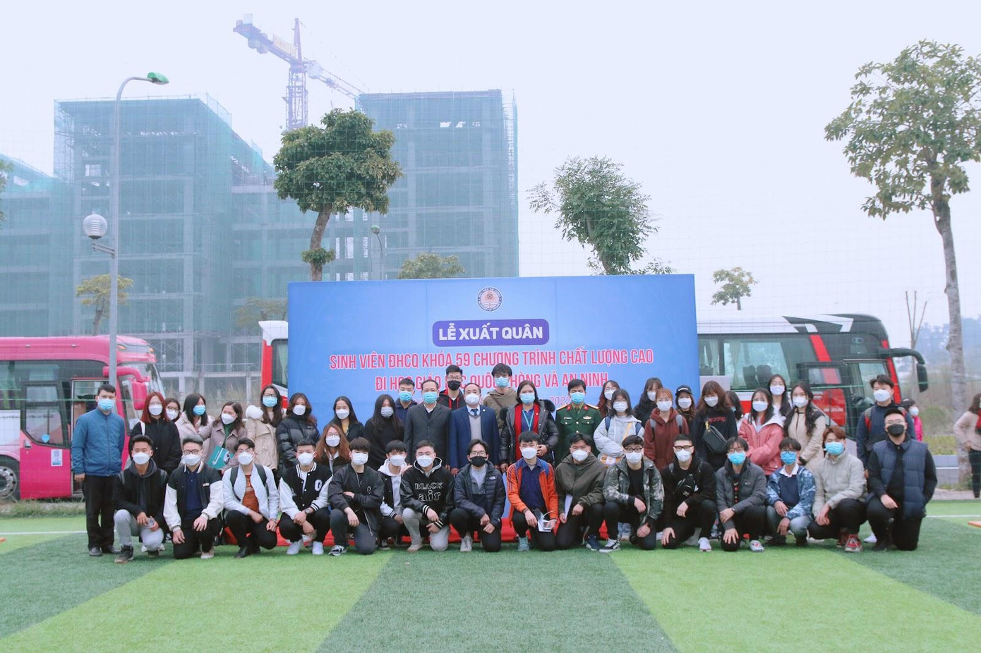 Lãnh đạo hai Nhà trường động viên, chụp hình lưu niệm với các bạn sinh viên lớp Vũ Kỳ trong buổi Lễ xuất quân.