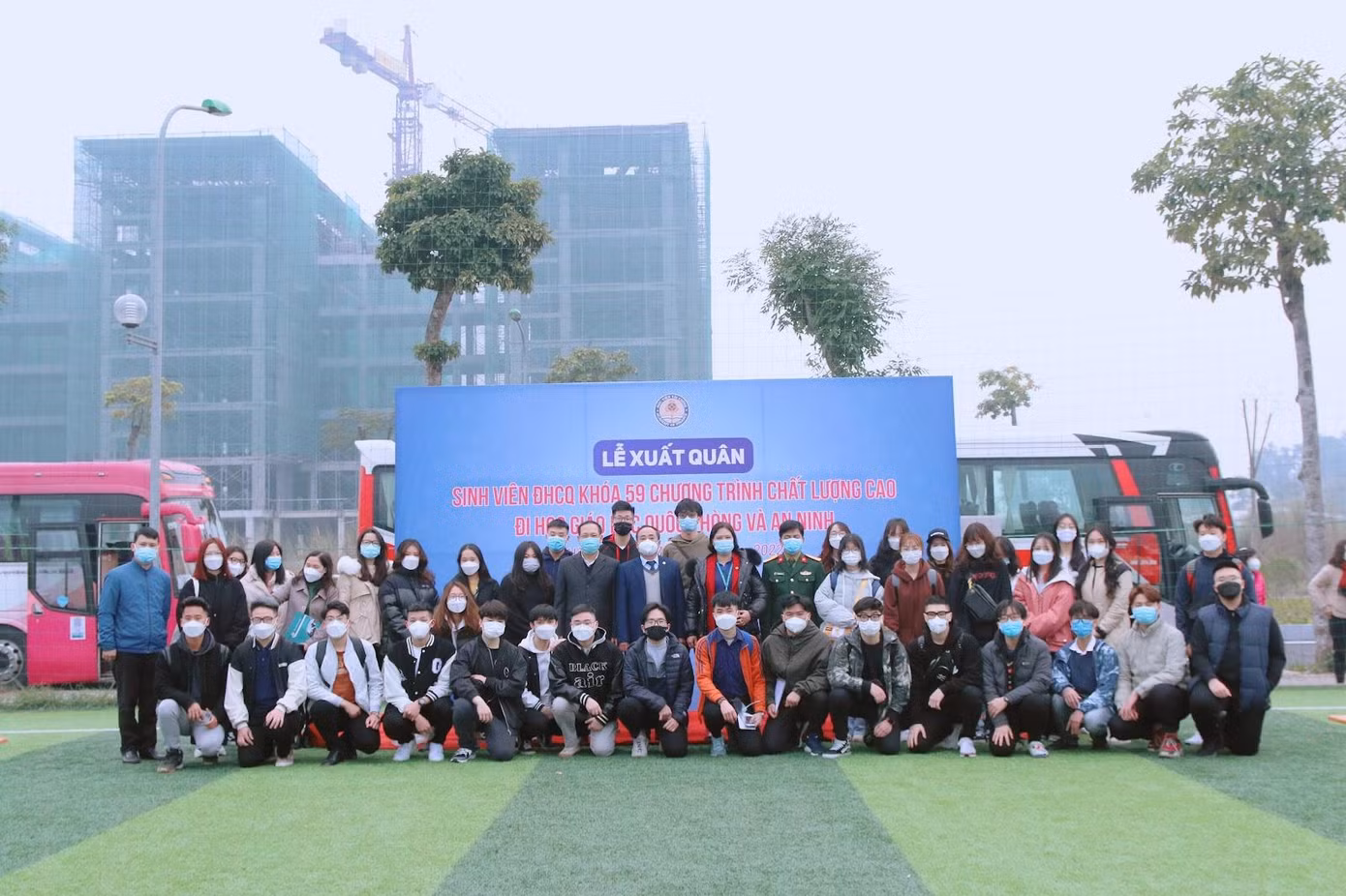 Lãnh đạo hai Nhà trường động viên, chụp hình lưu niệm với các bạn sinh viên lớp Vũ Kỳ trong buổi Lễ xuất quân.
