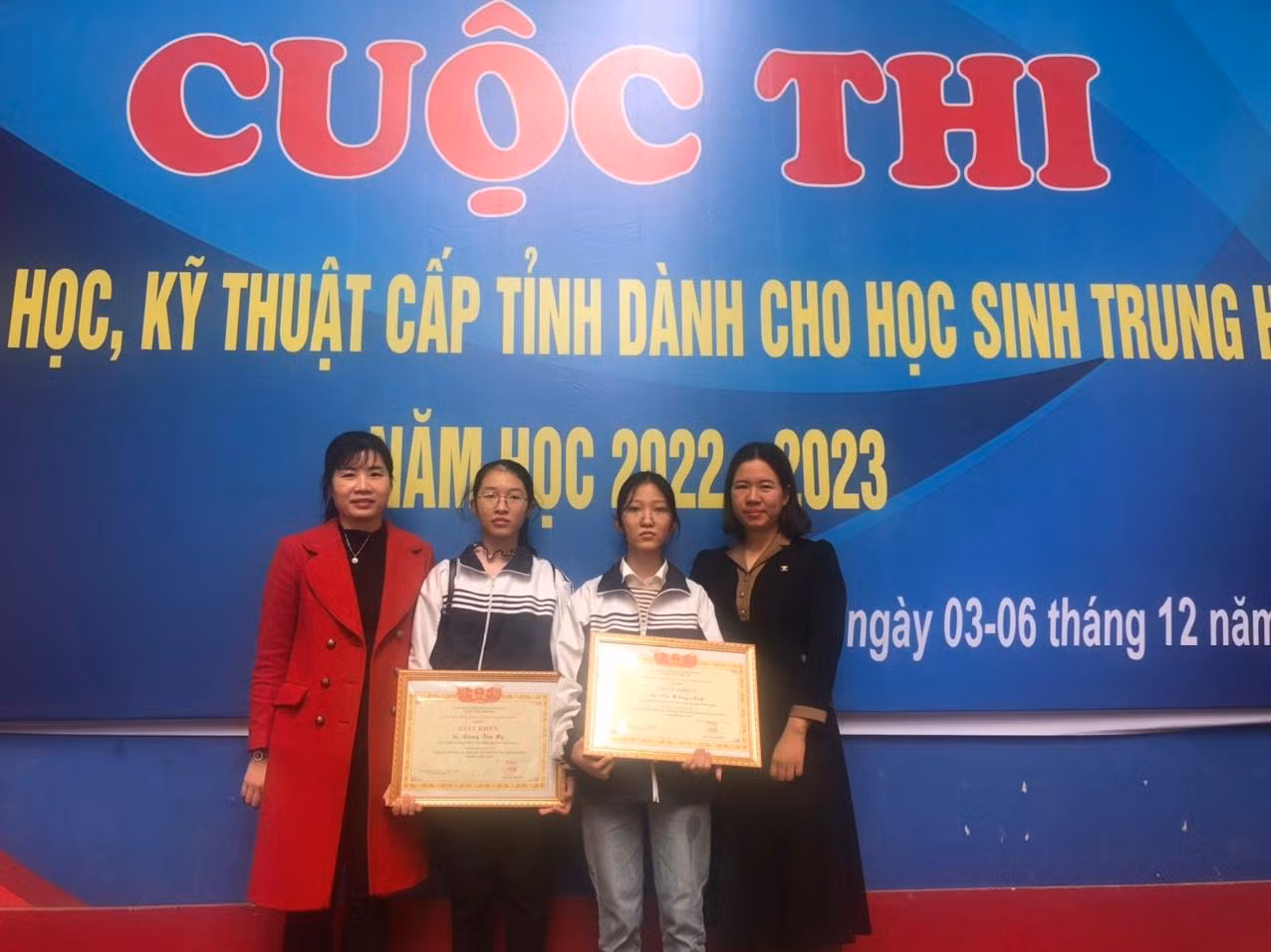 Nhóm nghiên cứu gồm bạn Vũ Hồng Ánh và Đặng Trà My, thuộc Trường THCS Tân Tiến, huyện Văn Giang, tỉnh Hưng Yên tham gia NCKH Cấp tỉnh và đạt giải Khuyến khích với đề tài “Sử dụng cây lức dây định hướng bào chế sản xuất nước tắm thảo dược cho bé” năm 2022.