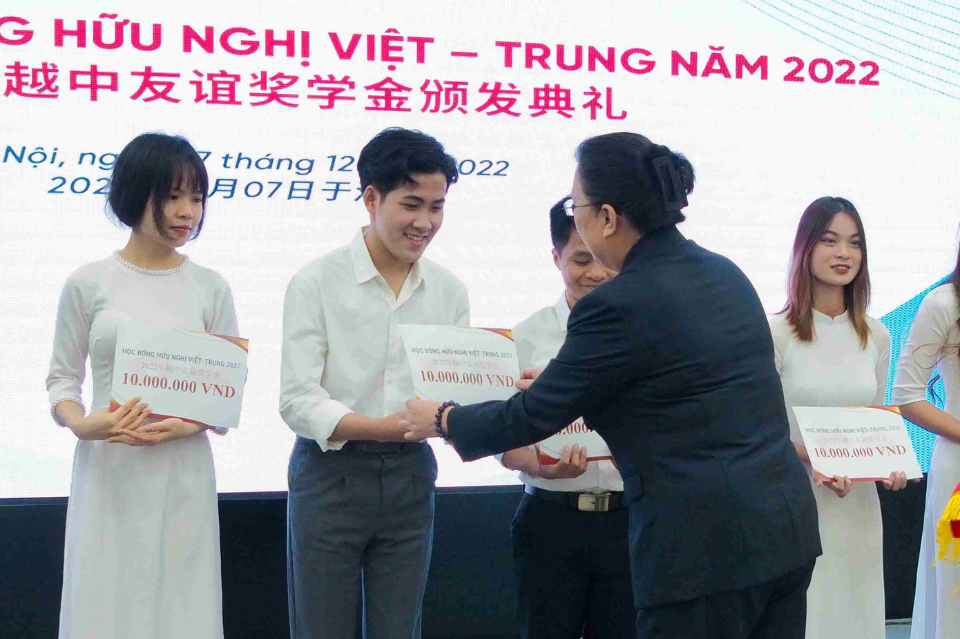 Bà Hy Tuệ, Công sứ Đại sứ quán CHND Trung Hoa tại nước CHXHCN Việt Nam trao Học bổng cho sinh viên học tiếng Trung. Bà Hy Tuệ, Công sứ Đại sứ quán CHND Trung Hoa tại nước CHXHCN Việt Nam trao Học bổng cho sinh viên học tiếng Trung.