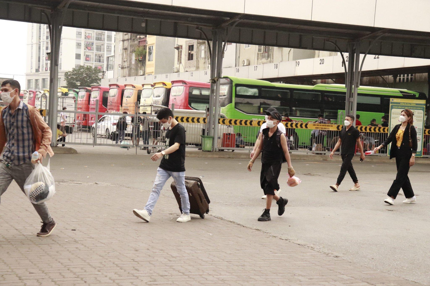 Kỳ nghỉ lễ kéo dài 4 ngày, nhiều sinh viên xa nhà có cơ hội về quê nghỉ ngơi, thăm gia đình và có chuyến du lịch thú vị. Ảnh: Linh Chi