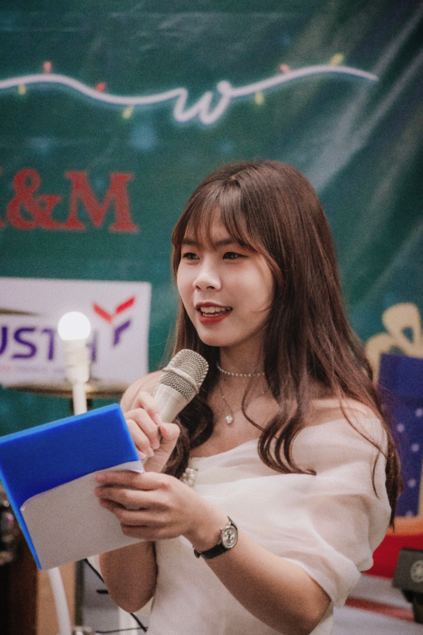 Cô từng đảm nhận vai trò là Trưởng ban Truyền thông của CLB Báo chí Trường THPT Hoài Đức A – HĐA The Journal.