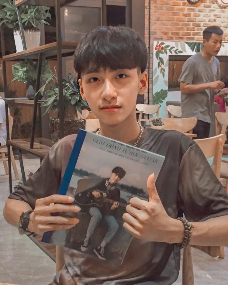 Nhờ tự kinh doanh nhạc cụ và dạy đàn, chàng trai đã có thể phụ giúp gia đình. Nhờ tự kinh doanh nhạc cụ và dạy đàn, chàng trai đã có thể phụ giúp gia đình.