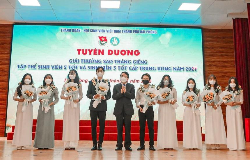 Mạnh Vũ (thứ tư từ trái qua) nhận danh hiệu “Sinh viên 5 tốt” cấp Trung ương năm 2021. Mạnh Vũ (thứ tư từ trái qua) nhận danh hiệu “Sinh viên 5 tốt” cấp Trung ương năm 2021.