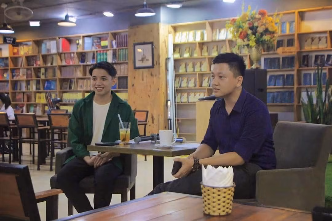Quang Anh là MC tại CafeTalk cùng diễn giả Ths. Bs Trần Hoàng Mai - Phó Bí thư Đoàn trường, Chủ tịch Hội Sinh viên Trường Đại học Y Hà Nội.
