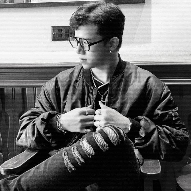 Trước khi đến với nghệ thuật, Trịnh Sơn rất yêu thích bóng đá, cậu bạn từng là cựu cầu thủ của đội tuyển bóng đá trẻ Sông Lam Nghệ An.