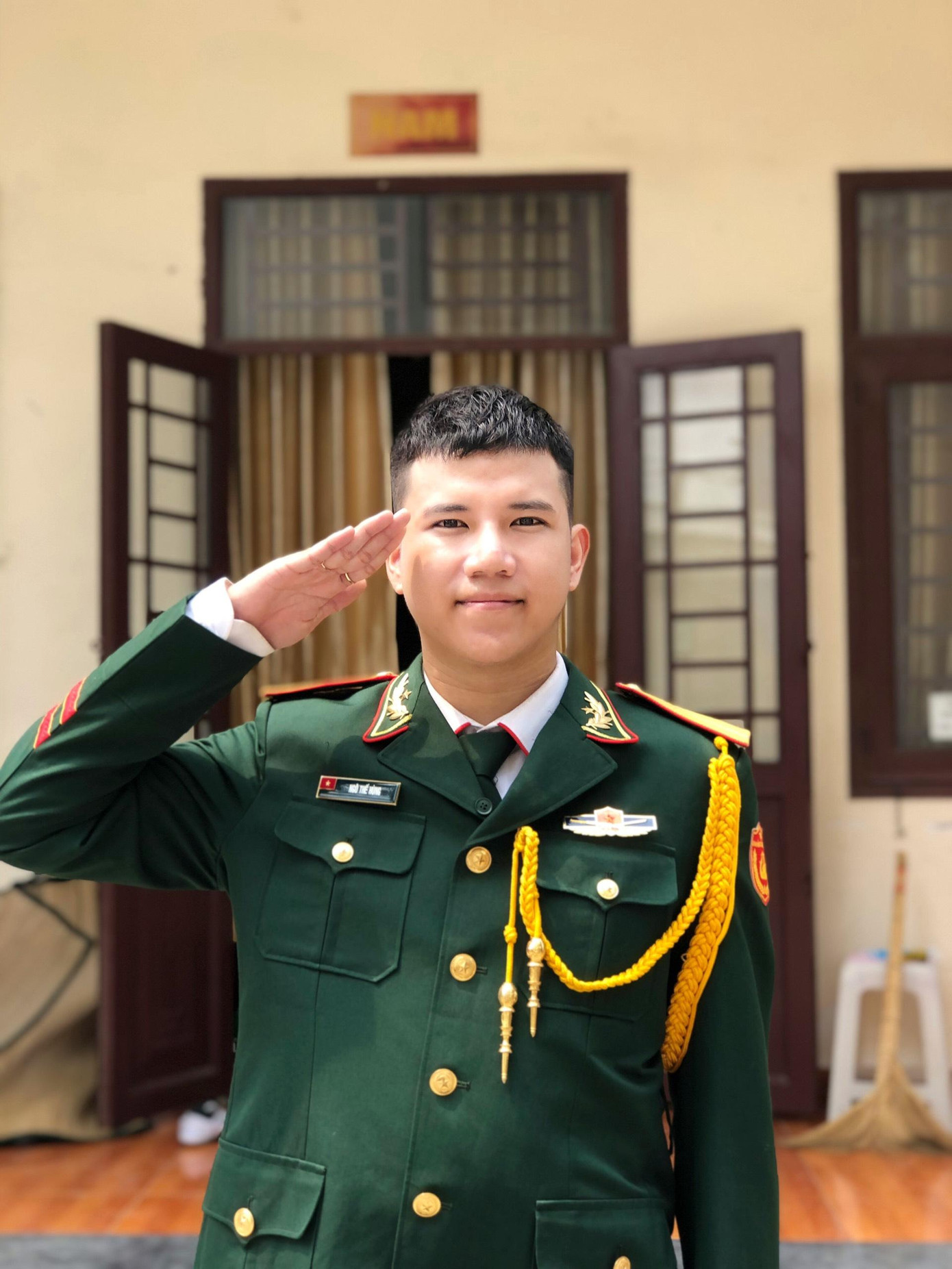 Trịnh Sơn (sinh năm 2000) tốt nghiệp trường Đại học Văn hoá – Nghệ thuật Quân đội, đang công tác tại Đoàn Văn công Quân khu 7.