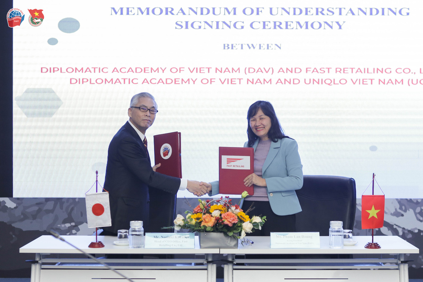 TS. Phạm Lan Dung - Quyền Giám đốc Học viện Ngoại giao và ông Noriaki Koyama - Head of CEO Office, Tập đoàn Fast Retailing Nhật Bản cùng ký kết biên bản ghi nhớ hợp tác.