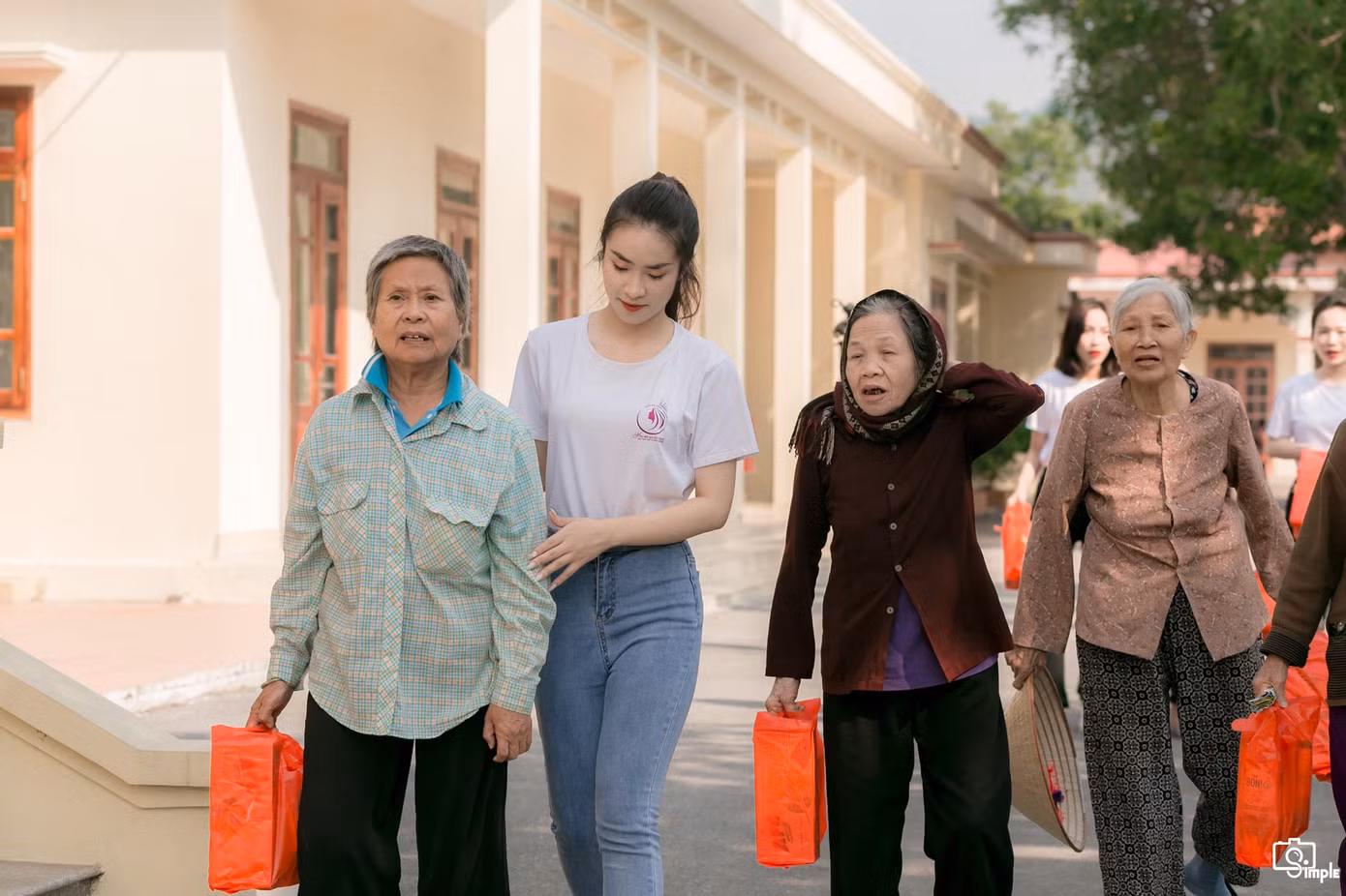 Khánh Ly trong một hoạt động từ thiện trong khuôn khổ cuộc thi.