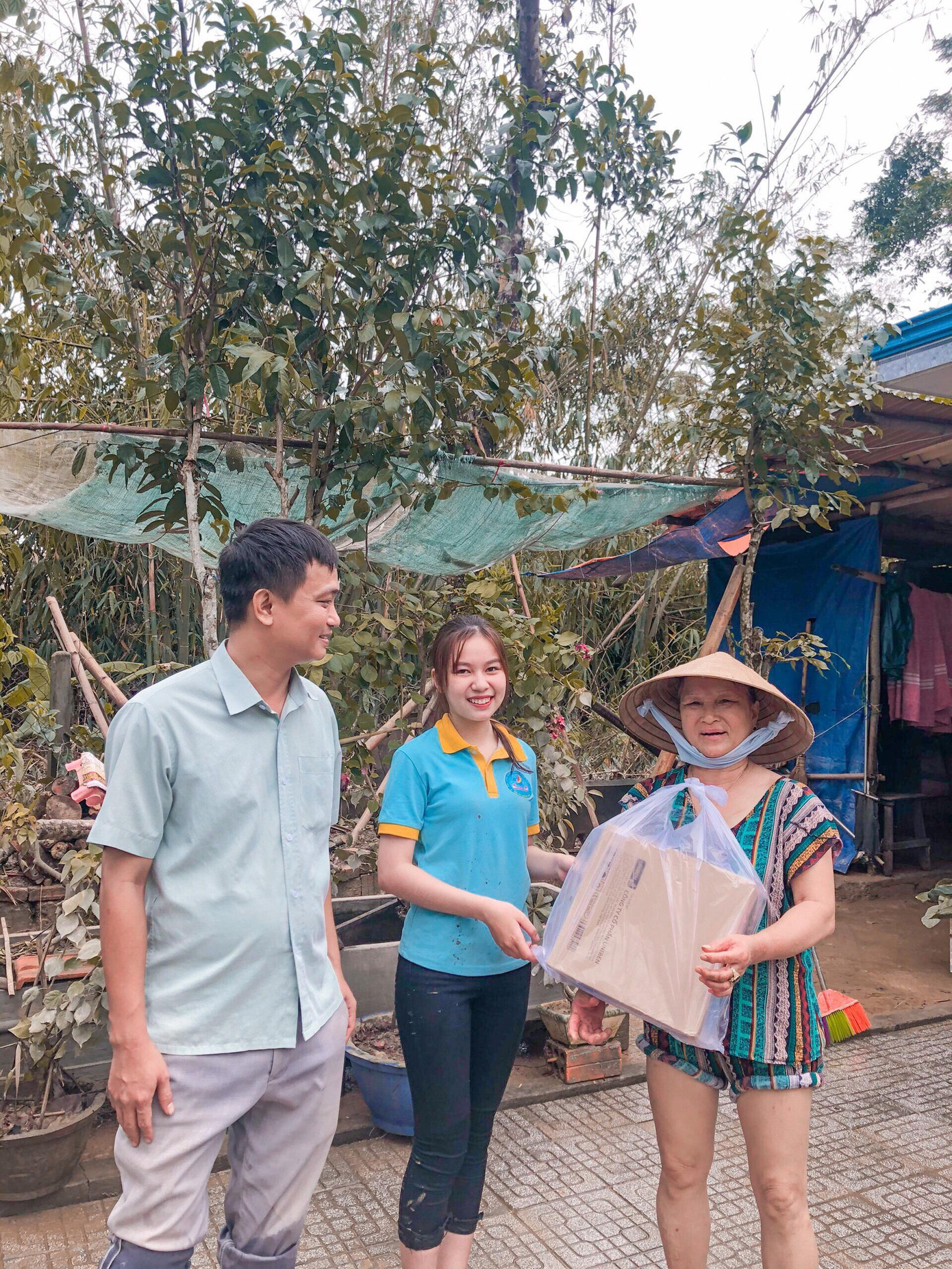 Nữ sinh Đại học Huế trong một lần tham gia tình nguyện hỗ trợ phòng chống bão lũ tại địa phương.