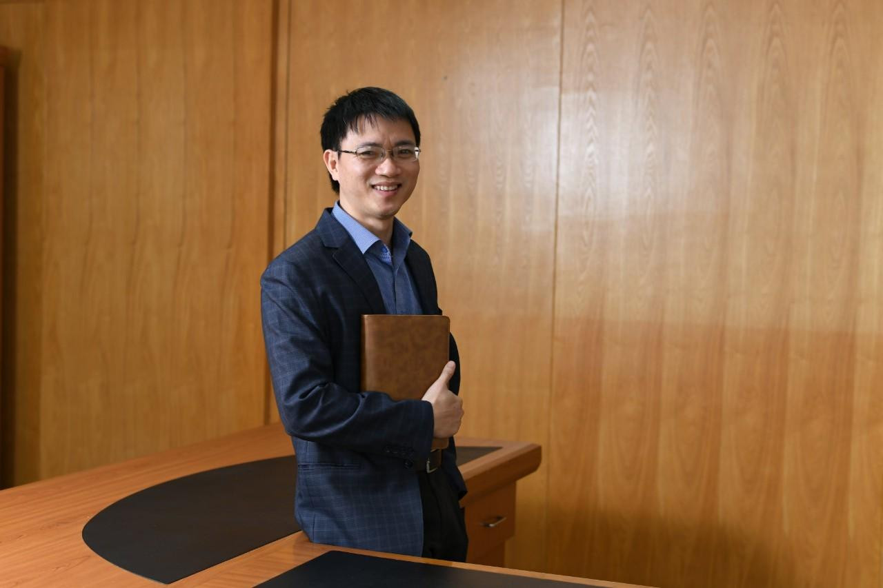 Tác giả, nhà báo Nguyễn Tuấn Anh được đào tạo bài bản về báo chí, truyền thông, marketing, nhân sự, quản trị kinh doanh... Anh là chuyên gia chấp bút, biên tập sách cho nhiều chuyên gia, người nổi tiếng trong và ngoài nước như Tiến sĩ Lê Thẩm Dương (Chuyên gia kinh tế, diễn giả hàng đầu Việt Nam), Tiến sĩ Alok Bharadwaj (Nguyên Chủ tịch Hiệp hội Giám đốc Marketing châu Á)... Ảnh: Thái Thuận Hải. Tác giả, nhà báo Nguyễn Tuấn Anh được đào tạo bài bản về báo chí, truyền thông, marketing, nhân sự, quản trị kinh doanh... Anh là chuyên gia chấp bút, biên tập sách cho nhiều chuyên gia, người nổi tiếng trong và ngoài nước như Tiến sĩ Lê Thẩm Dương (Chuyên gia kinh tế, diễn giả hàng đầu Việt Nam), Tiến sĩ Alok Bharadwaj (Nguyên Chủ tịch Hiệp hội Giám đốc Marketing châu Á)... Ảnh: Thái Thuận Hải.